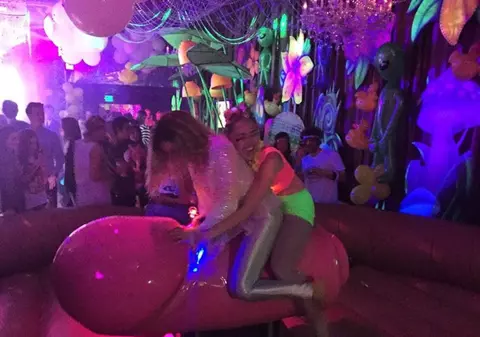 Specialiștii avertizează: folosirea vibratoarelor e benefică dar SĂ NU SE EXAGEREZE