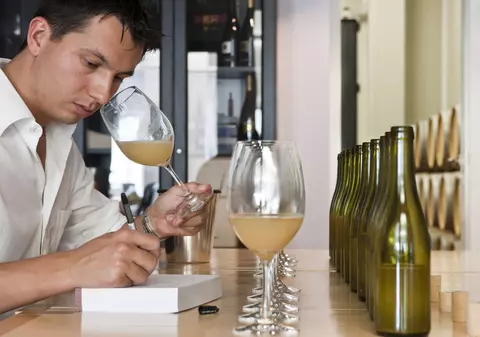 STUDIU UIMITOR: Vinul ALB de fapt NU EXISTĂ. Care este EXPLICAȚIA