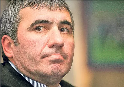 GAFĂ URIAȘĂ într-o carte despre FOTBALUL ROMÂNESC. L-a făcut ȚIGAN pe HAGI!