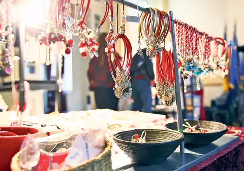 Cine poartă mărţişoare nu va fi pârlit de soare!