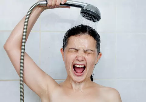 CE NE ENERVEAZĂ | «Facmi», ce scumpă e apa caldă rece!