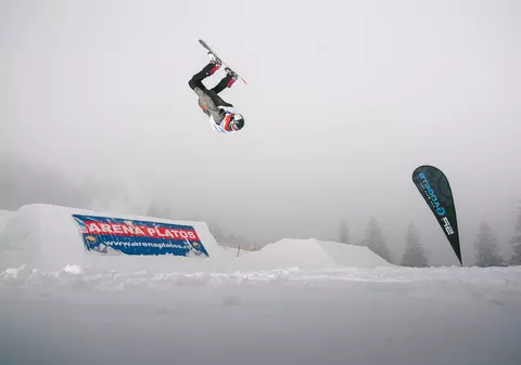 Zboară, puiule! Cei mai talentați snowboarderi juniori s-au întrecut în «scheme» la Păltiniş