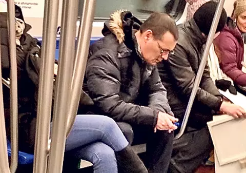 CE NE ENERVEAZĂ: Nesimțirea, faza pe tăiatul unghiilor la metrou
