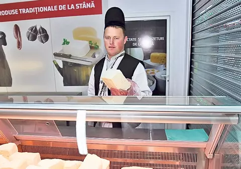 Transhumanța îl mână sute de kilometri! Celebrul Ghiță Ciobanul este dus cu oile