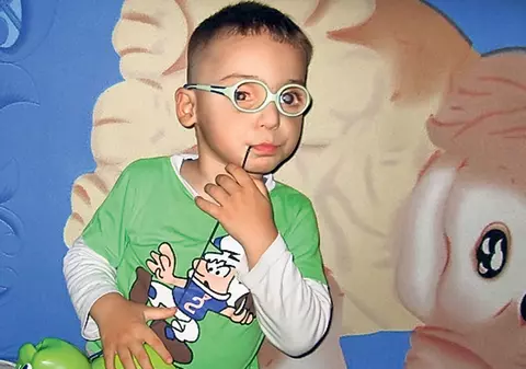 Darius mai are nevoie de 1.000 €! Micuţul operat de retinopatie trebuie să ajungă la control, în Italia