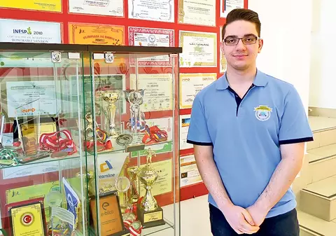 Citește biopsia pe loc! După ce a trecut prin chinurile unei boli de oase, un elev e la un pas de o descoperire revoluționară