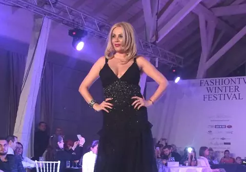 Dana Săvuică, DIN NOU PE PODIUM, la 45 de ani! Uite cum a defilat | FOTO