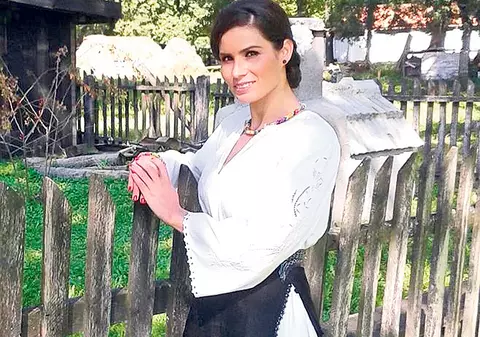 Când dă ia jos devine campioană la fitness! «Populăroasa» Daniela Ploia ține folclorul în formă