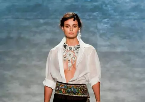 Portul popular românesc, la concurență cu hainele Calvin Klein