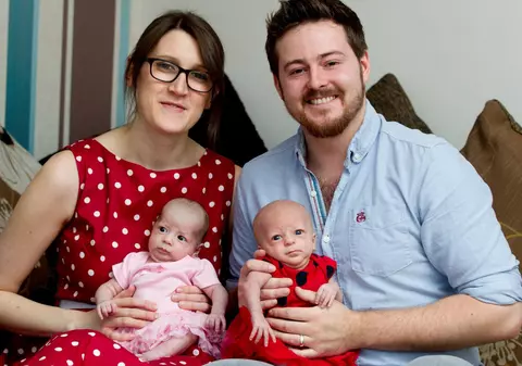 Miracol! O femeie fără organe de reproducere a născut fetițe gemene | FOTO