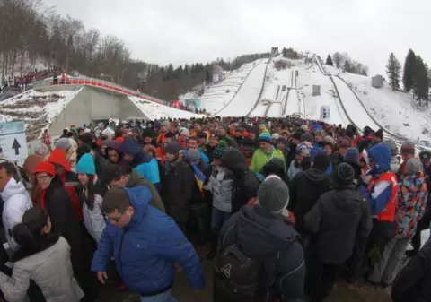 Mii de români au luat cu asalt trambulina de la Râșnov / FOTO