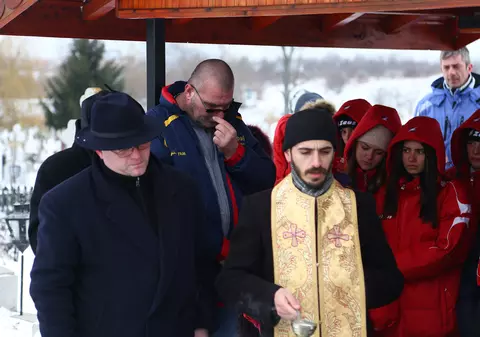Petre Cozma a mers la cimitir pentru a-și plânge fiul / FOTO