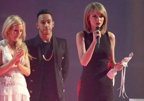 Lewis Hamilton, moment penibil pe scenă la Brit Awards! Pilotul de Formula 1 nu a fost pe placul publicului | VIDEO