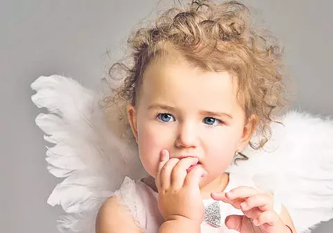 Tatăl umblă cu flacăra violet, fiica se teme de deochi! Cum îşi protejează copiii Elena Băsescu