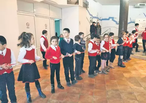 Femeia de serviciu le-a aruncat la gunoi florile origami