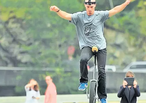 Acrobatul Flavius Cernescu a uimit Marea Britanie cu abilitatea sa