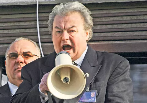 Efectele sărăciei! Vadim Tudor a scos România mare la vânzare! Vezi cât cere pe ziarul lui de suflet 