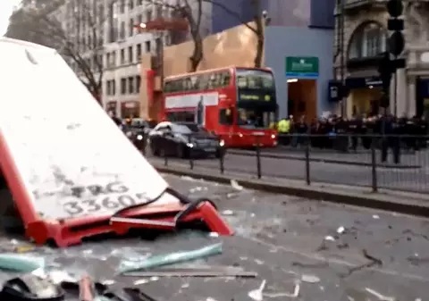 ”Am crezut că a explodat o bombă”! Accident incredibil la Londra | VIDEO