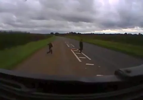 Doi adolescenţi s-au aruncat în faţa unui camion! Ce s-a întâmplat după te va uimi | VIDEO