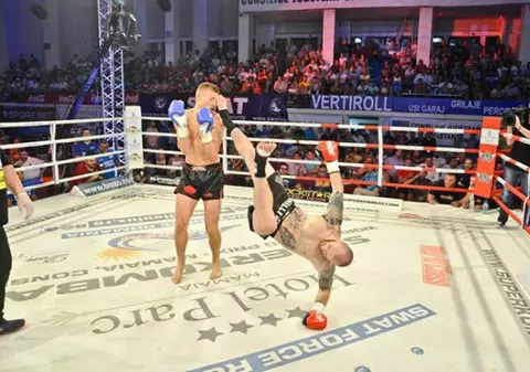 Un poliţist de la antidrog, în ring la Superkombat Ploieşti / VIDEO
