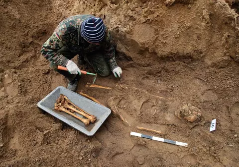 Scheletele unor îndrăgostiți de acum 6.000 de ani, descoperite îmbrăţişate  | FOTO