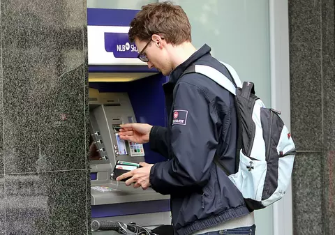 Un bărbat a rămas blocat în bancomat. Metoda inedită prin care a cerut ajutor