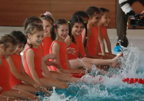 O zi din viața unor gimnaste: lecție de înot în noul bazin Dinamo (EPISODUL 3) / FOTO & VIDEO