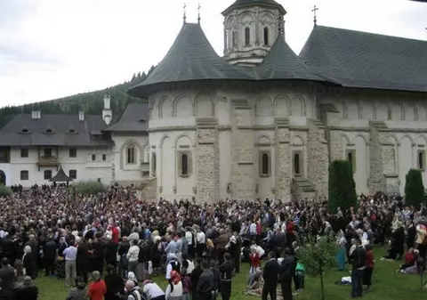 Imagini INCREDIBILE! Vezi ce fac PREOȚII de la Mănăstirea Putna
