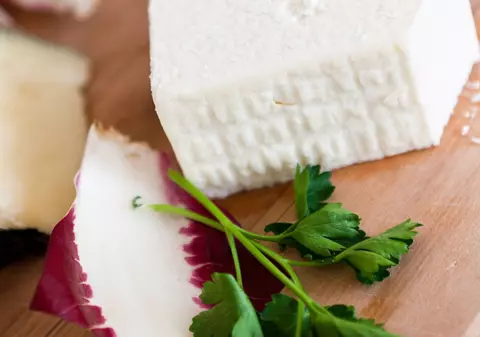 TREBUIE să ȘTII asta! Ce CONȚIN BRÂNZA și LAPTELE din comerț vândute la un PREȚ suspect de MIC