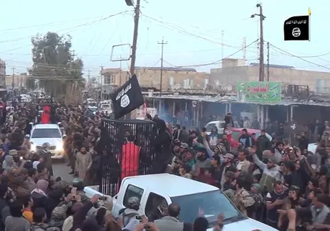 VIDEO CUTREMURĂTOR DE LA ISIS. Prizonierii sunt plimbaţi în cuşti pe străzi, în faţa unei mulţimi de oameni 