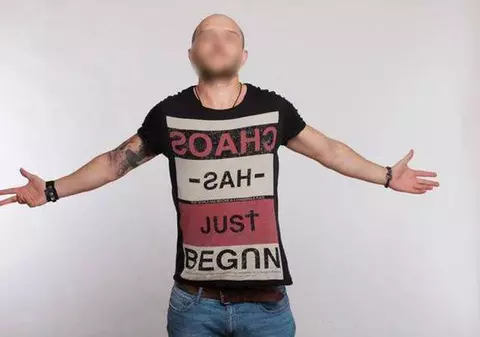 A restaurat BISERICA din sat, acum îşi clăteşte ochii la fetele sumar îmbrăcate