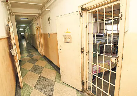 DEȚINUT GĂSIT MORT ÎN CELULĂ! A murit în condiții suspecte și e posibil să se fi sinucis