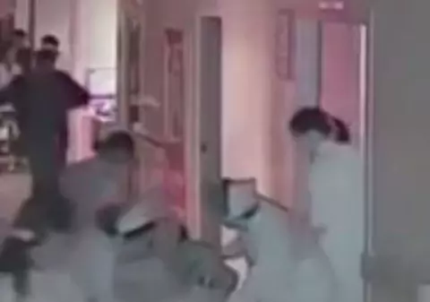 SCENE DE COȘMAR, MEDICI INCOMPETENȚI! Un nou-născut, târât de cordonul ombilical, din burta mamei, pe coridoare! VIDEO