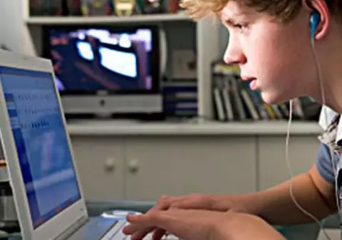 STUDIU: Aproape jumătate dintre copiii din România stau de vorbă cu necunoscuți pe net