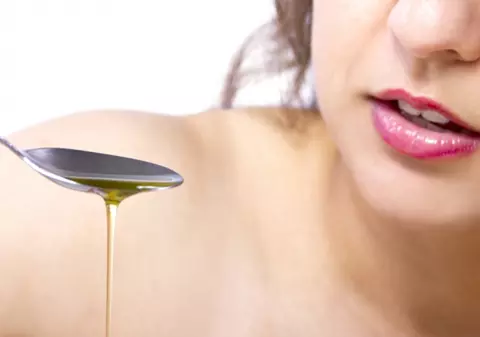 VREI SĂ AI DINȚI MAI SĂNĂTOȘI? AFLĂ CE ÎNSEAMNA ”OIL-PULLING” ȘI CUM SE FACE