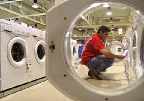 Electroretailul, din nou în priză. Cât de DES îşi SCHIMBĂ românii TELEFONUL