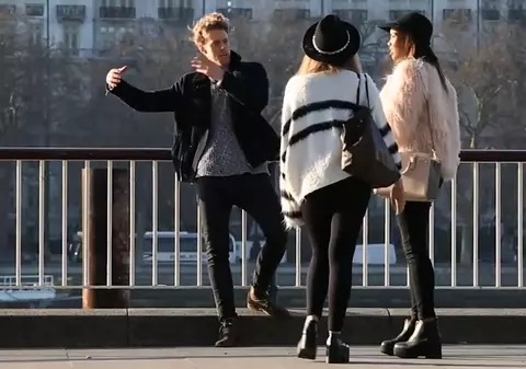 Farsă de zile mari! Un turist se pozează împreună cu un prieten invizibil. Reacţia trecătorilor este senzaţională | VIDEO