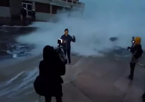 Fata de la meteo a fost luată de val! La propriu | VIDEO