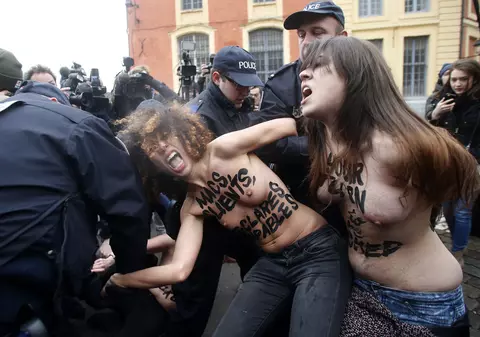 Întâmpinat în SÂNII GOI la intrarea în tribunalul din Lille!