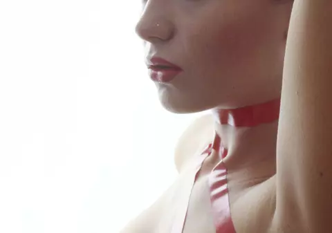 CUTREMURĂTOR! O vedetă PORNO și-a lăsat copilul să MOARĂ de FOAME pentru a satisface un fetiș