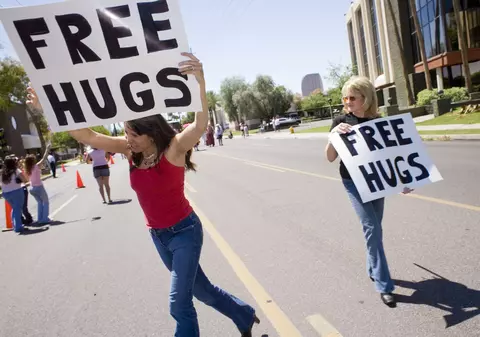 "Free Hugs" | Când vom PRIMI ÎMBRĂȚIȘĂRI GRATUITE, pe STRADĂ