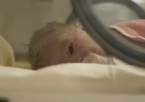 CAZ ULUITOR în CAPITLĂ! GEMENE născute în ANI DIFERIȚI