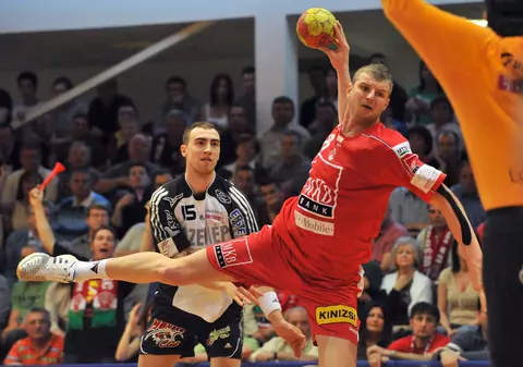 Scandalos: unul dintre criminalii lui Marian Cozma a ieșit din pușcărie și a fost așteptat de prieteni cu șampanie! Ce face acum