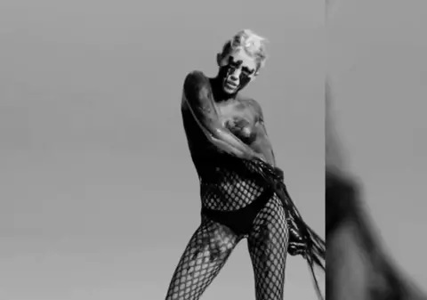 S-a răzgândit! Miley Cyrus și-a RETRAS videoclipul de la FESTIVALUL DE FILME PORNO de la New York!