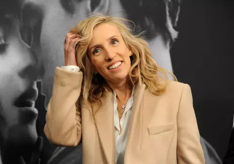 Regizoarea filmului ”50 de umbre ale lui Grey” are 46 de ani și e cam URÂȚICĂ. Dar uite ce SOȚ TÂNĂR ȘI FRUMOS are! FOTO