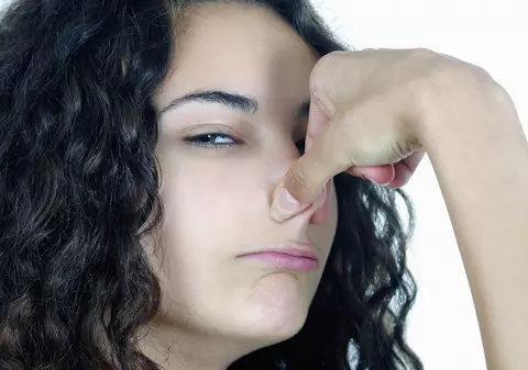 Ce FACI când UN COLEG DE MUNCĂ MIROASE A TRANSPIRAȚIE și NU MAI SUPORȚI? Cea mai bună SOLUȚIE E ASTA! 