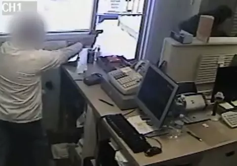 Șocant! Hoț înarmat, împușcat mortal de un farmacist | VIDEO  