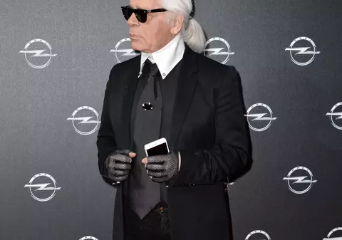 KARL LAGARFELD s-a IMPUS CU LOOK-UL APARTE, dar ȘTIAI CĂ A FOST GRAS? CUM ARĂTA DESIGNERUL cu muuulte KILOGRAME ÎN PLUS?