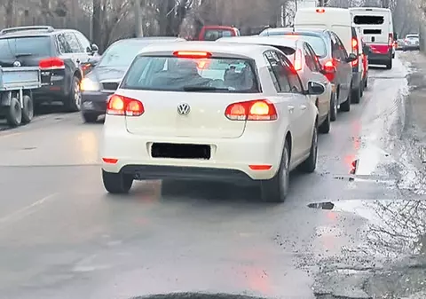 CE NE ENERVEAZĂ | Groapa în care şoferii îşi rup maşinile
