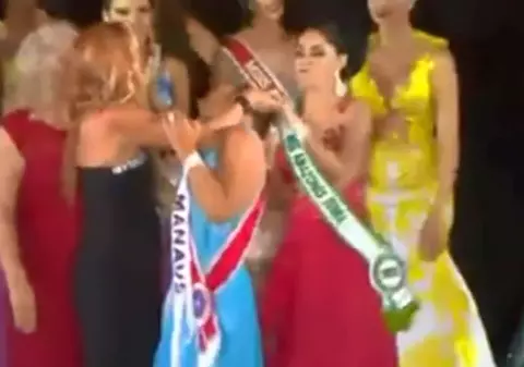 Scandal la un concurs de miss! O concurentă supărată i-a smuls corona câștigătoarei | VIDEO